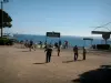 Juan-les-Pins - Joueurs de boules (pétanque) face à la mer