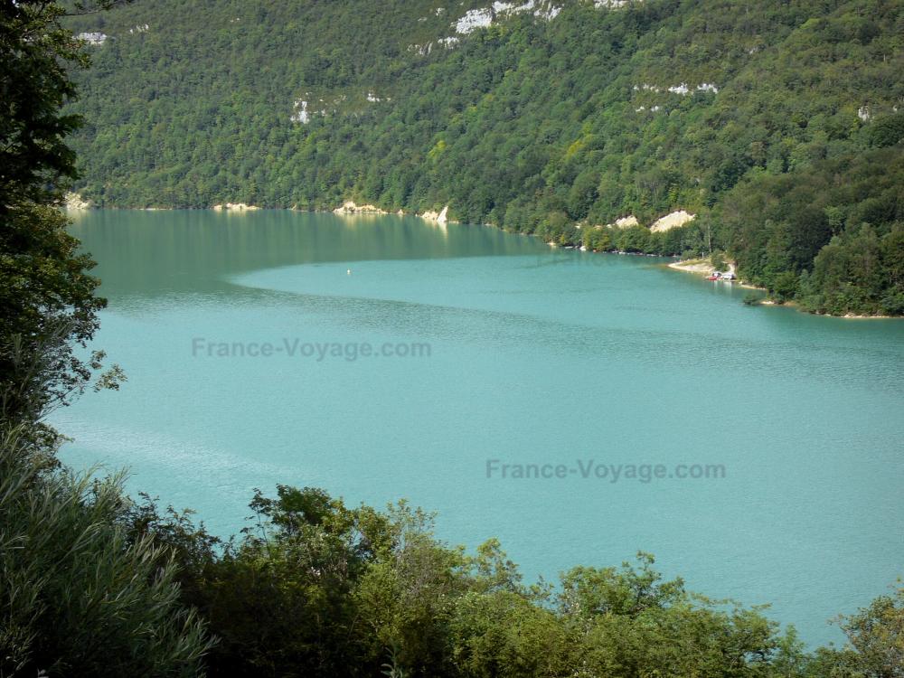 Guide du Jura - Paysages jurassiens - Lac de Vouglans (retenue d'eau artificielle) et rives plantées d'arbres