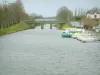 Kanaal Nantes -Brest - Channel (rivier), boten, brug, huis en bomen