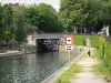 Kanaal Saint-Martin - Wandel langs het kanaal; Vergrendelen en brug op de achtergrond