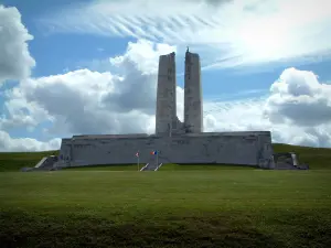 Kanadisches Denkmal von Vimy - Denkmal und Wolken im Himmel