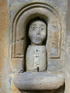 Kapelle der Pétètes - Naive Figur schmückend die Fassade der Kapelle Saint-Grégoire; in Bénévent-et-Charbillac