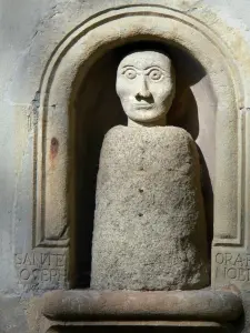 Kapelle der Pétètes - Naive Figur schmückend die Fassade der Kapelle Saint-Grégoire; in Bénévent-et-Charbillac