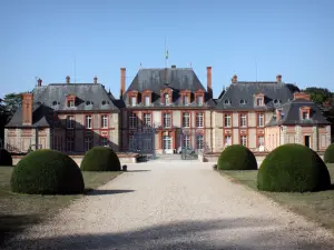 Kasteel van Breteuil - Pad omzoomd met vormsnoei in een bal die naar het kasteel leidt