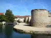 Kasteel van Brie-Comte-Robert - Torens en muren van het middeleeuwse kasteel, gracht, bruggen en huizen in de stad