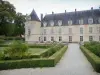 Kasteel van Bussy-Rabutin - Uitzicht op het kasteel in renaissancestijl vanuit de Franse tuin