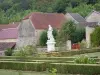 Kasteel van Bussy-Rabutin - Standbeeld en bloemperken van de Franse tuin