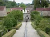 Kasteel van Bussy-Rabutin - Fontein met de nimf en bloemperken van de Franse tuin