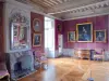 Kasteel van Bussy-Rabutin - Binnen in het kasteel: drukke slaapkamer met portretten van dames aan het hof van Lodewijk XIV