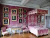 Kasteel van Bussy-Rabutin - Interieur van het kasteel: drukke slaapkamer met bed en portretten van dames aan het hof van Lodewijk XIV