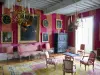 Kasteel van Bussy-Rabutin - Interieur van het kasteel: voorkamer met meubels en schilderijen