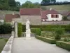 Kasteel van Bussy-Rabutin - Standbeeld domineert de Franse tuin