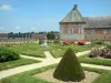 Kasteel van Carrouges - Bloemperken en tuin gevel van het kasteel in het Natuurpark Normandie-Maine Regionaal