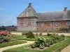 Kasteel van Carrouges - Bloembedden (bloeiende rozen, rozen) en tuin gevel van het kasteel