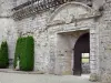 Kasteel van Cazeneuve - Poort naar de binnenplaats van het kasteel