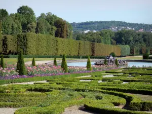 Kasteel van Champs-sur-Marne - Castle Park: parterre tuinen en bloemen, bomen en water bekken van de Franse tuin