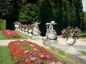 Kasteel van Champs-sur-Marne - Castle Park: bloembedden, bloempotten, beelden en bomen