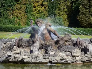 Kasteel van Champs-sur-Marne - Castle Park: beelden en fonteinen bekken