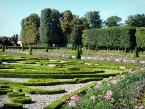 Kasteel van Champs-sur-Marne - Franse tuin: parterre tuinen en bloemen, en bomen