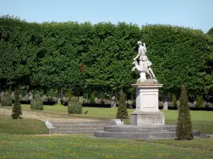 Kasteel van Champs-sur-Marne - Castle Park: standbeeld, grasvelden, struiken en bomen