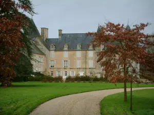 Kasteel van Colombières - Pad bekleed met gazons, bomen en het kasteel