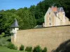 Kasteel van Courtanvaux - Wachttoren, gevel van het kleine kasteel en park op de stad van Besse-sur-Braye