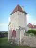Kasteel van Époisses - Tour de Bourdillon en droge gracht van het kasteel