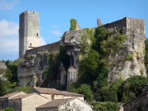 Kasteel van Gavaudun - Fortress hoog op een rots (rock) en uitzicht op het dorp daken