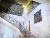Kasteel van Grignan - Binnen in het kasteel: wandtapijten in de trap met smeedijzeren trapleuning