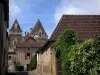 Kasteel van les Milandes - Huizen en het kasteel op de achtergrond, in de Dordogne vallei, in de Perigord