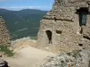 Kasteel van Peyrepertuse - St. George's Castle: ruïnes van het kasteel van San Jordi met uitzicht op het omliggende landschap van Corbières