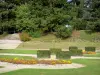 Kasteel van Ravel - Franse tuin met bloembedden, struiken gesnoeid en onderhouden gazons, bomen op de achtergrond