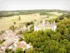 Kasteel van La Rochepot - Luchtfoto van het versterkte kasteel en de huizen van het dorp La Rochepot