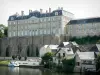 Kasteel van Sablé-sur-Sarthe - Voorkant van het kasteel de Sable klassieke stijl huizen in de stad en de rivier de Sarthe (Sarthe vallei)