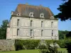 Kasteel van Saint-Loup-sur-Thouet - Voorgevel van het kasteel en de gracht, op de gemeente van Saint-Loup-Lamaire