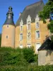 Kasteel van Semur-en-Vallon - Gevel en ronde toren van het kasteel van Semur