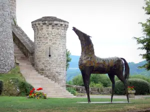 Kasteel van Val - Paardbeeldhouwwerk bij de ingang van het middeleeuwse kasteel