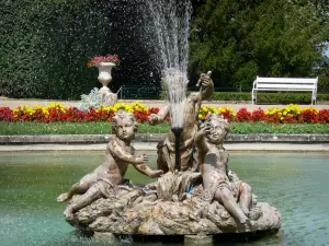 Kasteel van Valençay - Fountain-en beeldhouwkunst (beeld) Basin binnenplaats, bloemen en bankjes op de achtergrond