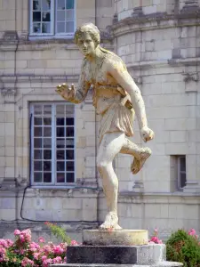 Kasteel van Valençay - Sculpture (Standbeeld), bloemen en gevel van het kasteel