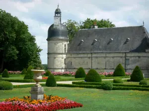 Kasteel van Valençay - Toren van het kasteel en bloemperken (bloemen) van de Franse tuin