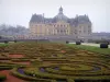 Kasteel van Vaux-le-Vicomte - Parterre van borduurwerk van de Franse tuinen van Le Nôtre met uitzicht op het kasteel en zijn afhankelijkheden (vaak)