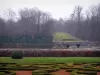 Kasteel van Vaux-le-Vicomte - Castle Park: borduren parterre van de Franse tuinen van Le Nôtre en bomen