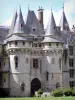 Kasteel van Vigny - Entreepaviljoen van het renaissancekasteel geflankeerd door machicolische torens; in het Regionaal Natuurpark van de Franse Vexin