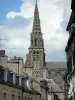 Kathedraal van Sées - Toren en torenspits van de gotische Notre-Dame, en huizen in de stad ziet