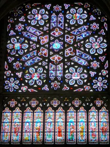 Kathedrale in Sées - In der gotischen Kathedrale Notre-Dame: Rosette und Buntglasfenster (Glaswand)