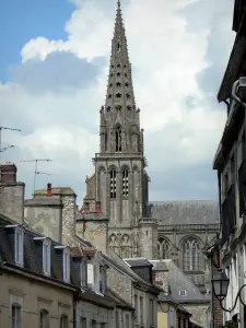 Kathedrale in Sées - Glockenturm und Turmspitze der gotischen Kathedrale Notre-Dame, und Häuser der Stadt Sées