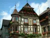 Kaysersberg - Maison fleurie (géraniums) à colombages avec un oriel et un balcon de bois