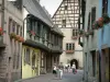 Kaysersberg - Ruelle pavée avec d'anciennes maisons fleuries à pans de bois