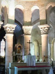 Kerk van Saint-Menoux - In de Romaanse kerk van Saint-Menoux: gebeeldhouwde kapitelen van het koor