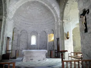 Kerk van Sainte-Jalle - Binnen in de romaanse kerk Notre-Dame-de-Beauvert: koor